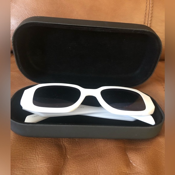 Mint condition Sunglass - Picture 2 of 6